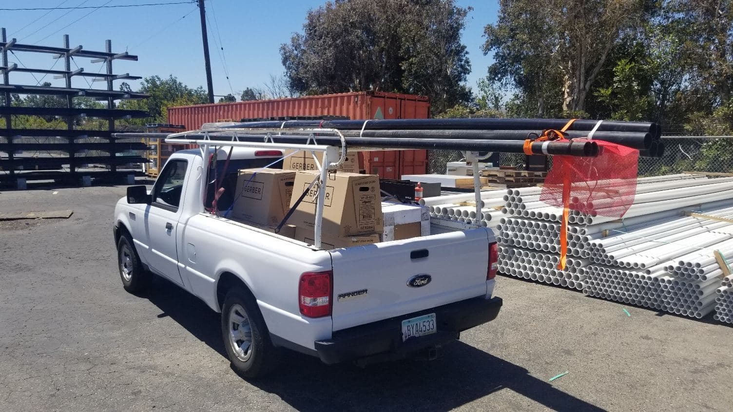 Curri flatbed truck loaded with materials for a same-day delivery